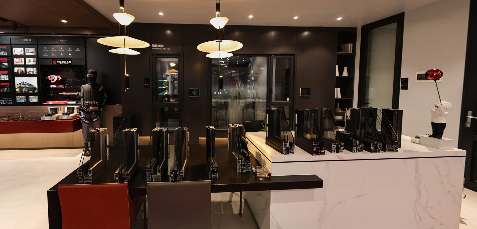 DERCHI showroom with full-size door displays and aluminum profile samples
