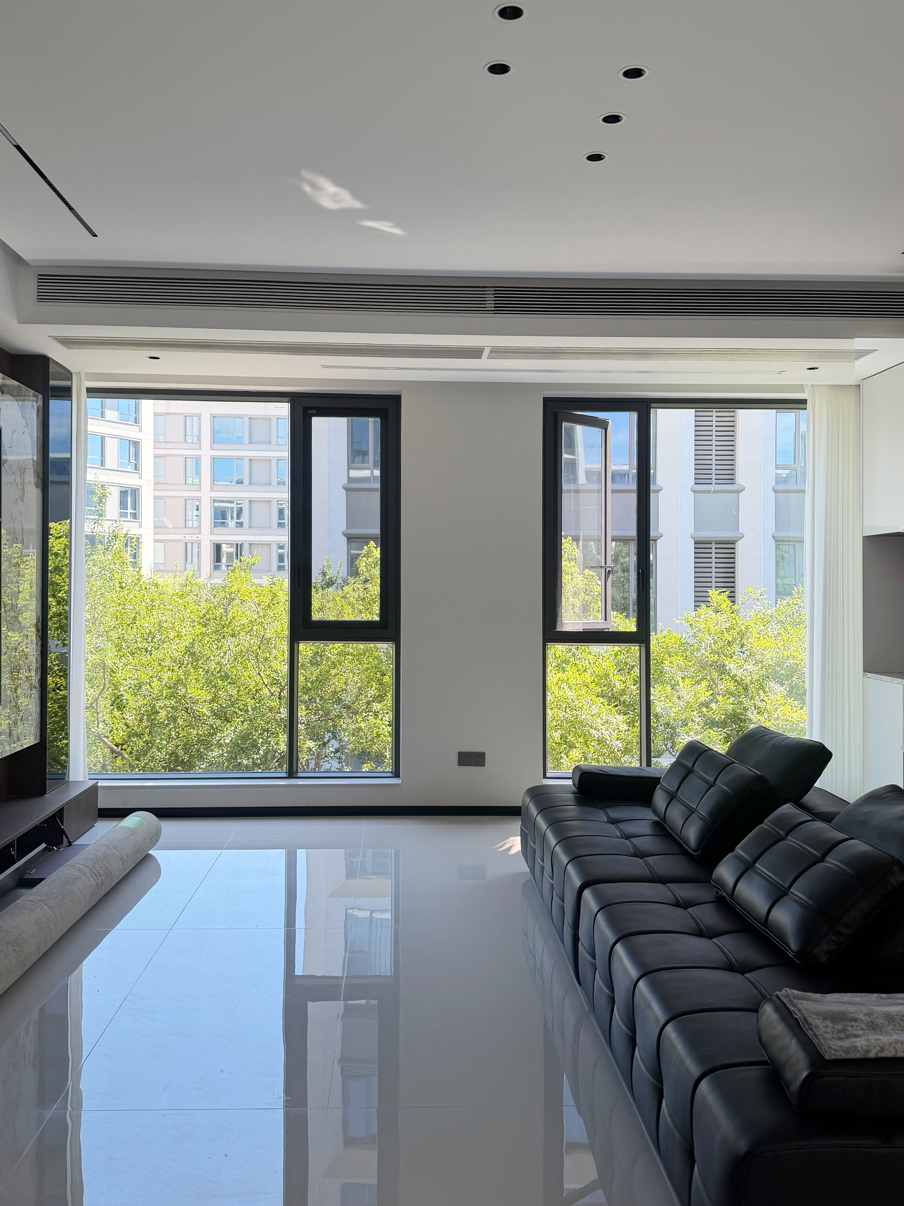 Side-opening windows beside fixed glazing in a DERCHI apartment project