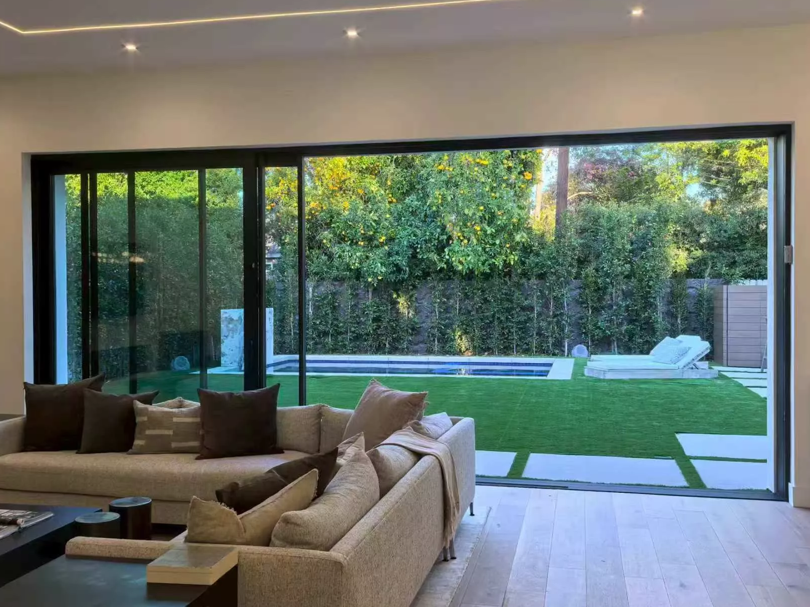 DERCHI Q5 Series sliding glass door opening onto a garden
