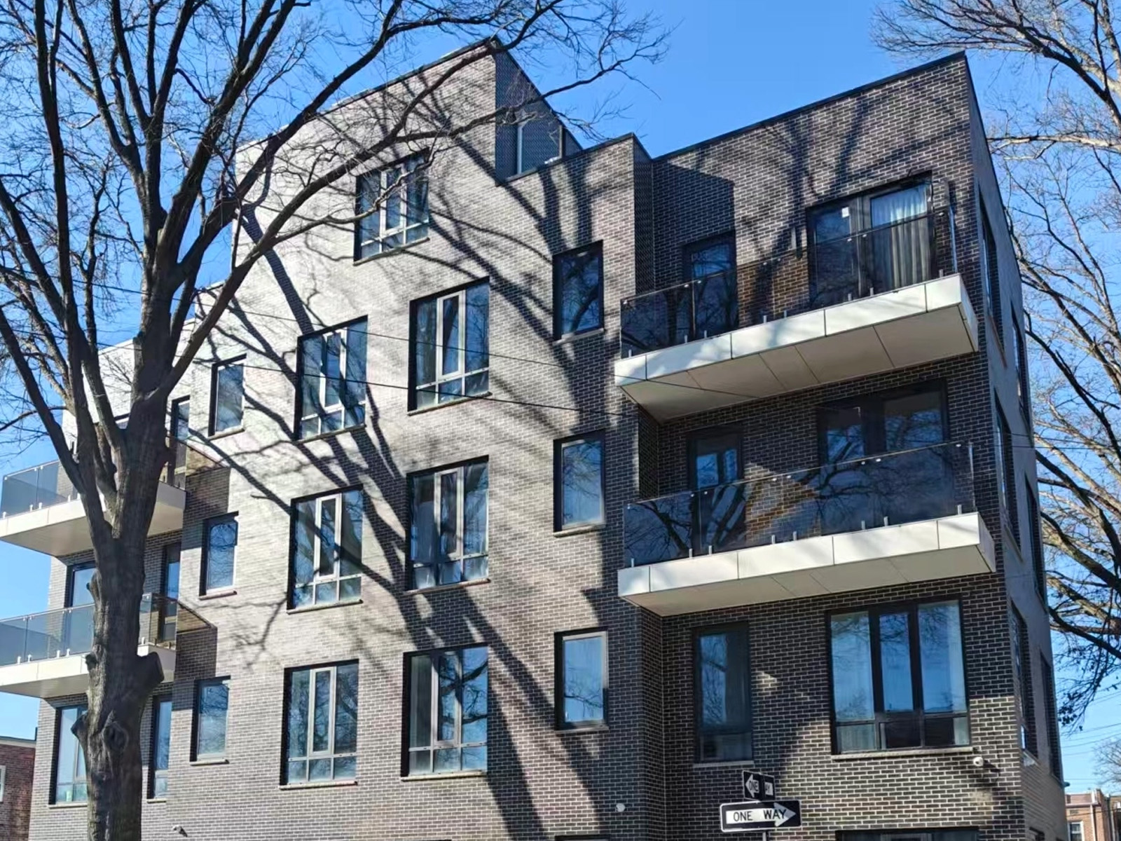 Gedung Apartemen Mewah di New York- Solusi Jendela & Pintu Hemat Energi .jpg